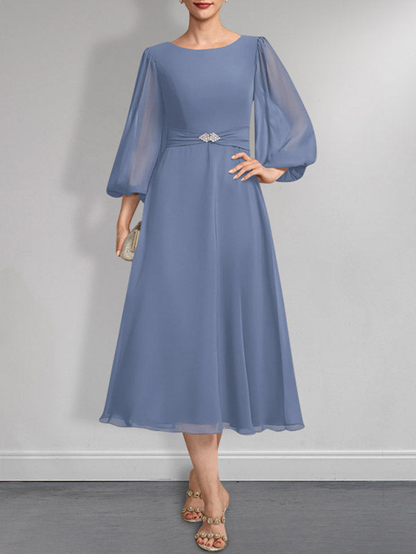 A-Linien-Chiffonkleid in Teelänge für die Mutter der Braut mit Kristallbrosche und Falten