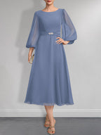 A-Linien-Chiffonkleid in Teelänge für die Mutter der Braut mit Kristallbrosche und Falten