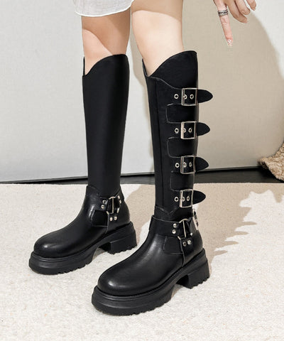 Stilvolle schwarze Stiefel mit Gürtelschnalle und klobigem Absatz 