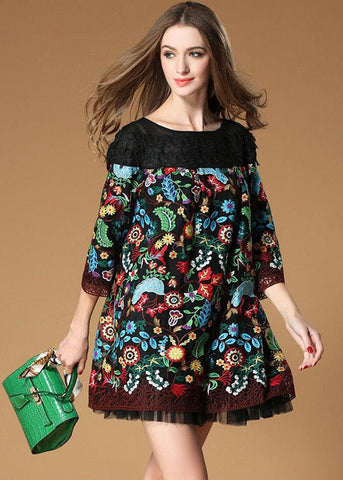 Vestido de vacaciones francés con mangas de pulsera de organza y bordado de patchwork negro 