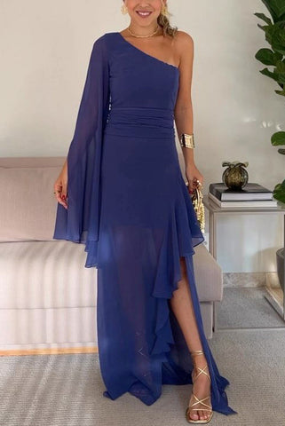 Party Pal – Einfarbiges Maxikleid aus Chiffon mit einer Schulter und Glockenärmeln und Schlitz 