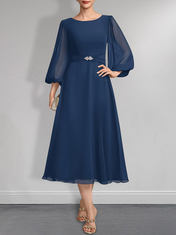 A-Linien-Chiffonkleid in Teelänge für die Mutter der Braut mit Kristallbrosche und Falten