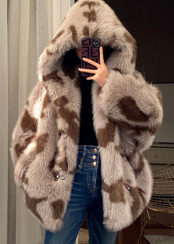 Italienische Kapuzen-Colorblock-Knopftaschen, flauschiger Pelz, flauschige Mäntel, lange Ärmel 