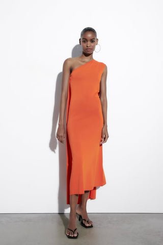 Vestido midi de punto con capa y un solo hombro de Laura 