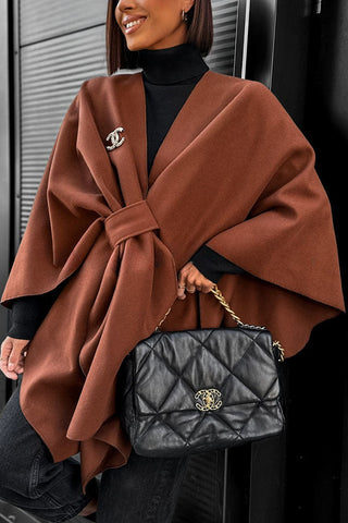 „Anything Is Possible“ – Lockerer Cape-Mantel aus Wolle mit Bindeband vorne 