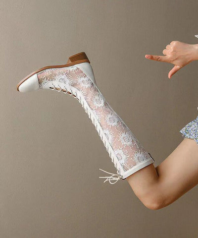 Schicke weiße, ausgehöhlte Schnürstiefel mit dicker Sohle 