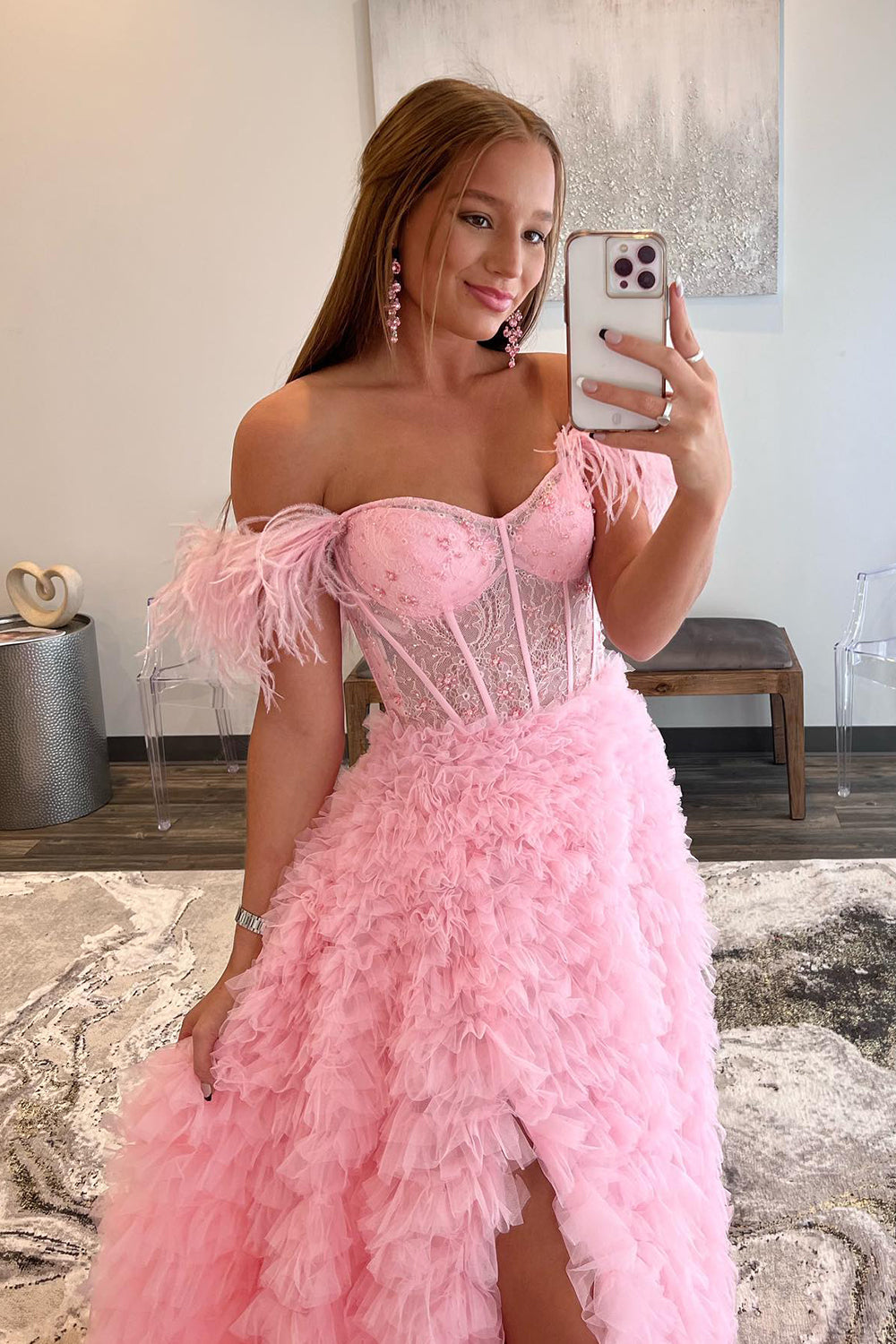 Langes, lilafarbenes Prinzessinnen-Abendkleid in A-Linie mit Federn und schulterfreiem Ausschnitt