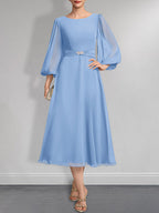 A-Linien-Chiffonkleid in Teelänge für die Mutter der Braut mit Kristallbrosche und Falten