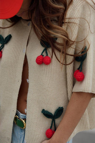 Suéter de punto con mangas cortas y botones decorativos de cerezas de Meridress