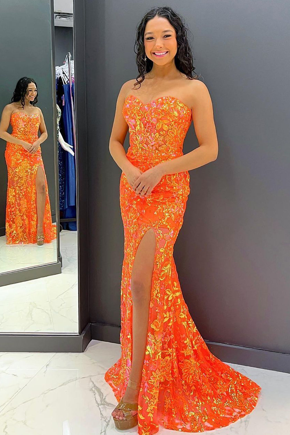 Meerjungfrauen-Abendkleid mit herzförmigem Ausschnitt, orangefarbenen Pailletten und Schlitz vorne