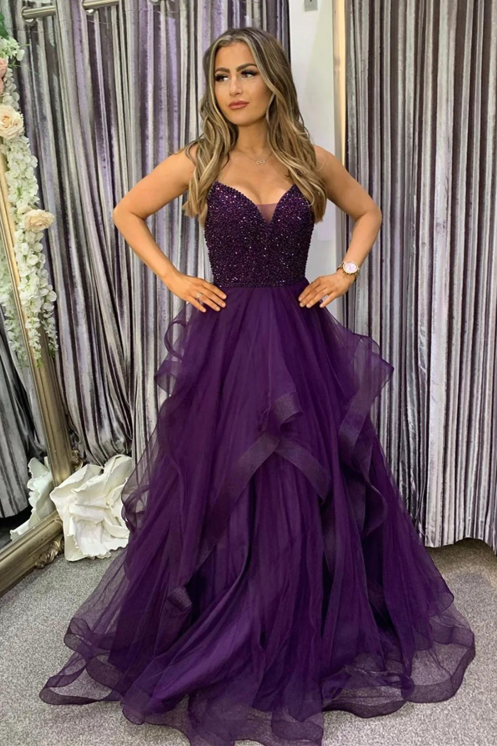 Dunkelviolettes, langes A-Linien-Abendkleid mit Spaghettiträgern und Perlenstickerei