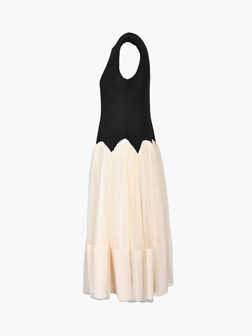 Vestido midi con cintura de pétalos en contraste 