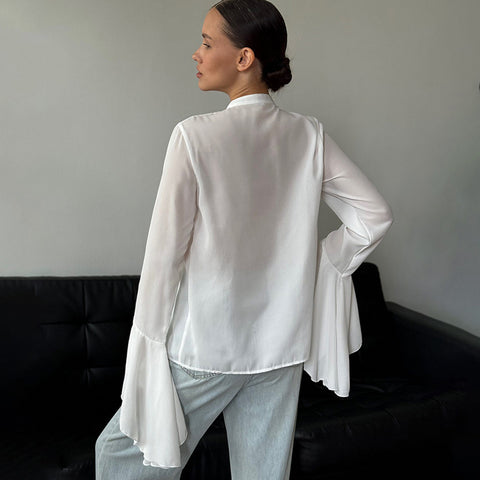 Bluse aus transparentem Chiffon mit Rundhalsausschnitt, Glockenärmeln und Wasserfall-Rüschen 