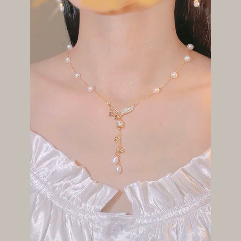 Collar con colgante de borla de orquídea, campana y perla de circonita dorada y plata de ley. 
