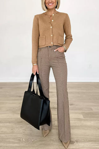 Schicke kurze Strickjacke mit Knopfleiste und Taschen