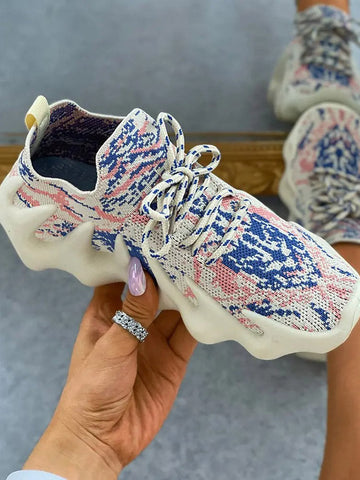 Atmungsaktive Sneakers aus Strick mit Schnürung 