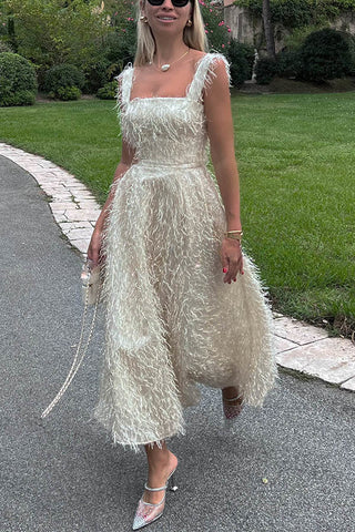 Feenhafter und attraktiver Look, flauschiges Midikleid aus Quastenstoff mit quadratischem Ausschnitt 