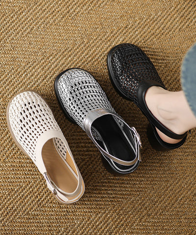 Schicke schwarze Sandalen aus Kunstleder mit klobigem Absatz und ausgehöhlten 