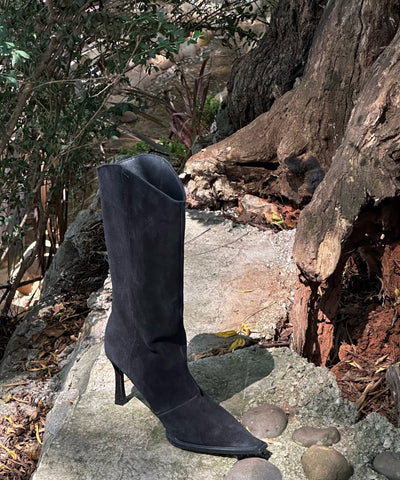 Botas de tacón de aguja con diseño original de ante marrón y punta puntiaguda 