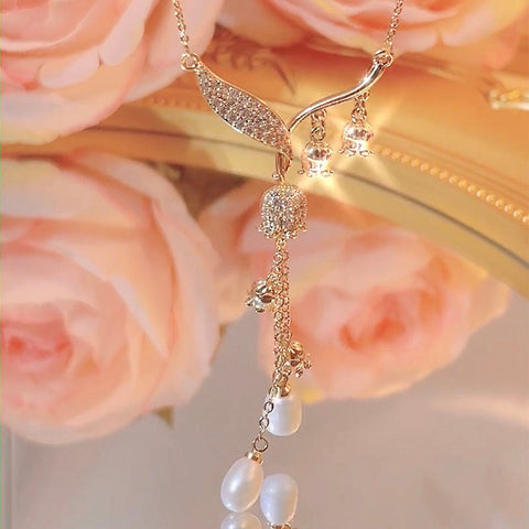 Collar con colgante de borla de orquídea, campana y perla de circonita dorada y plata de ley. 
