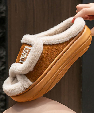 Zapatillas de plataforma con elegantes zapatos de piel afelpada color caqui 
