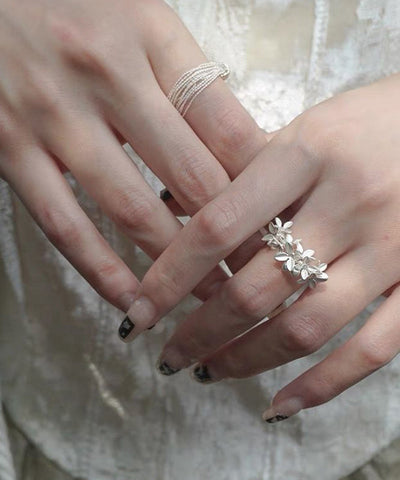 Stilvolle offene Ringe mit Blumenmuster aus weißer Legierung 