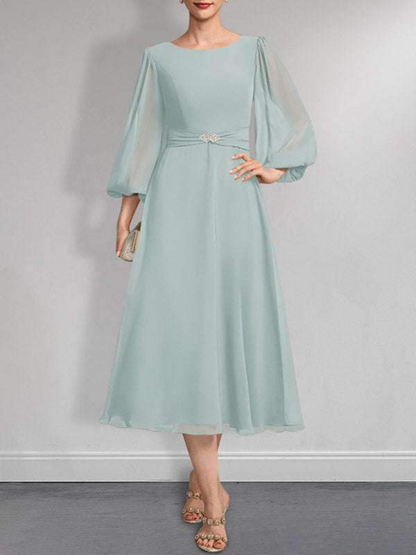 A-Linien-Chiffonkleid in Teelänge für die Mutter der Braut mit Kristallbrosche und Falten