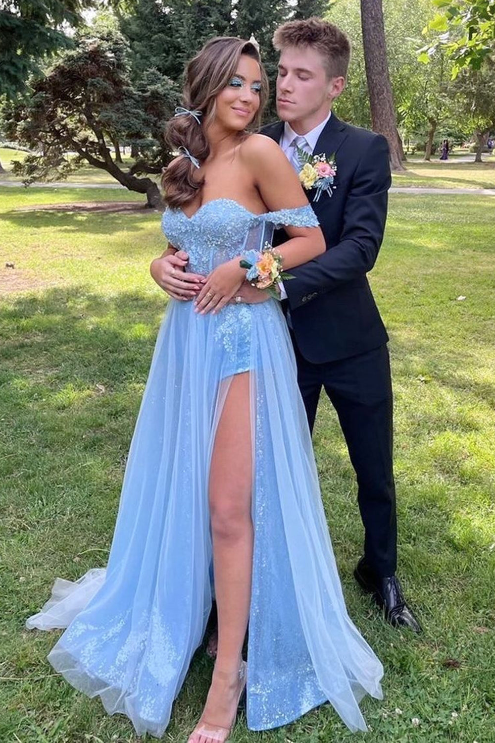 Langes, schulterfreies, blaues A-Linien-Abendkleid mit Applikationen und Schlitz vorne
