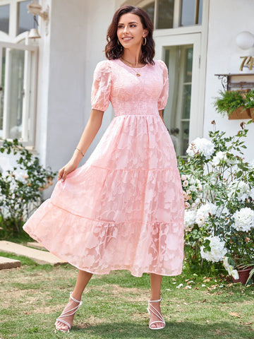 Vestido midi de verano color crudo y blanco con cuello joya y encaje para playa 