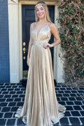 Vestido de fiesta largo plisado dorado con escote en V pronunciado