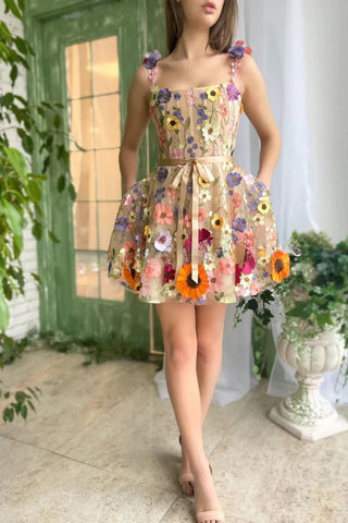 Minivestido de fiesta con apliques florales bordados como un hada 