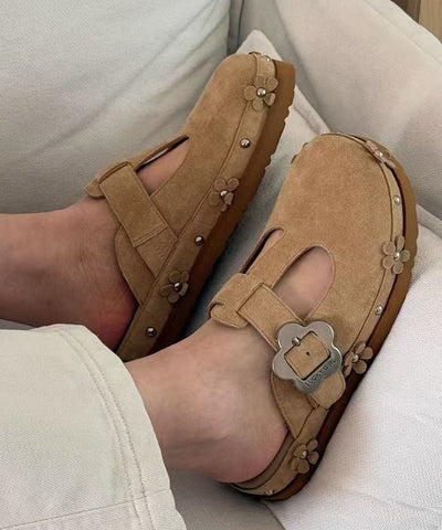 Lässige Plateau-Sandalen aus khakifarbenem Kunstleder mit Spleiß 