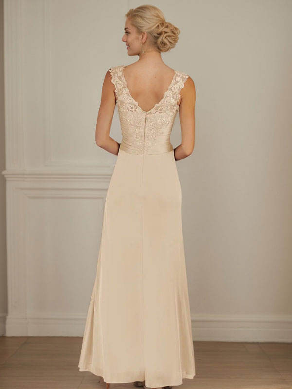 Vestido de malla plisada con escote corazón y corte en A color champán
