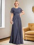 A-Linien-Kleid aus Chiffon mit Rundhalsausschnitt und bodenlanger Verarbeitung, verziert mit plissierten Perlen.