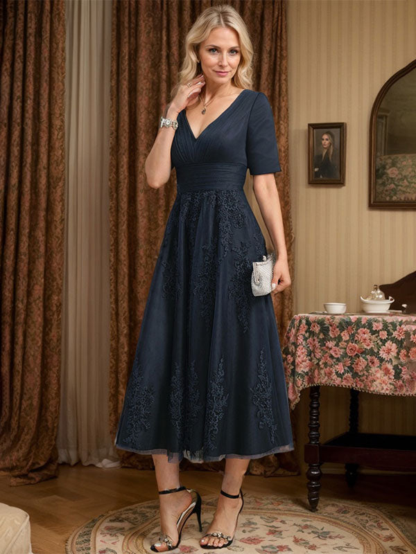 A-Linien-Kleid mit V-Ausschnitt, Teelänge, Tüllspitze und Falten für die Mutter der Braut