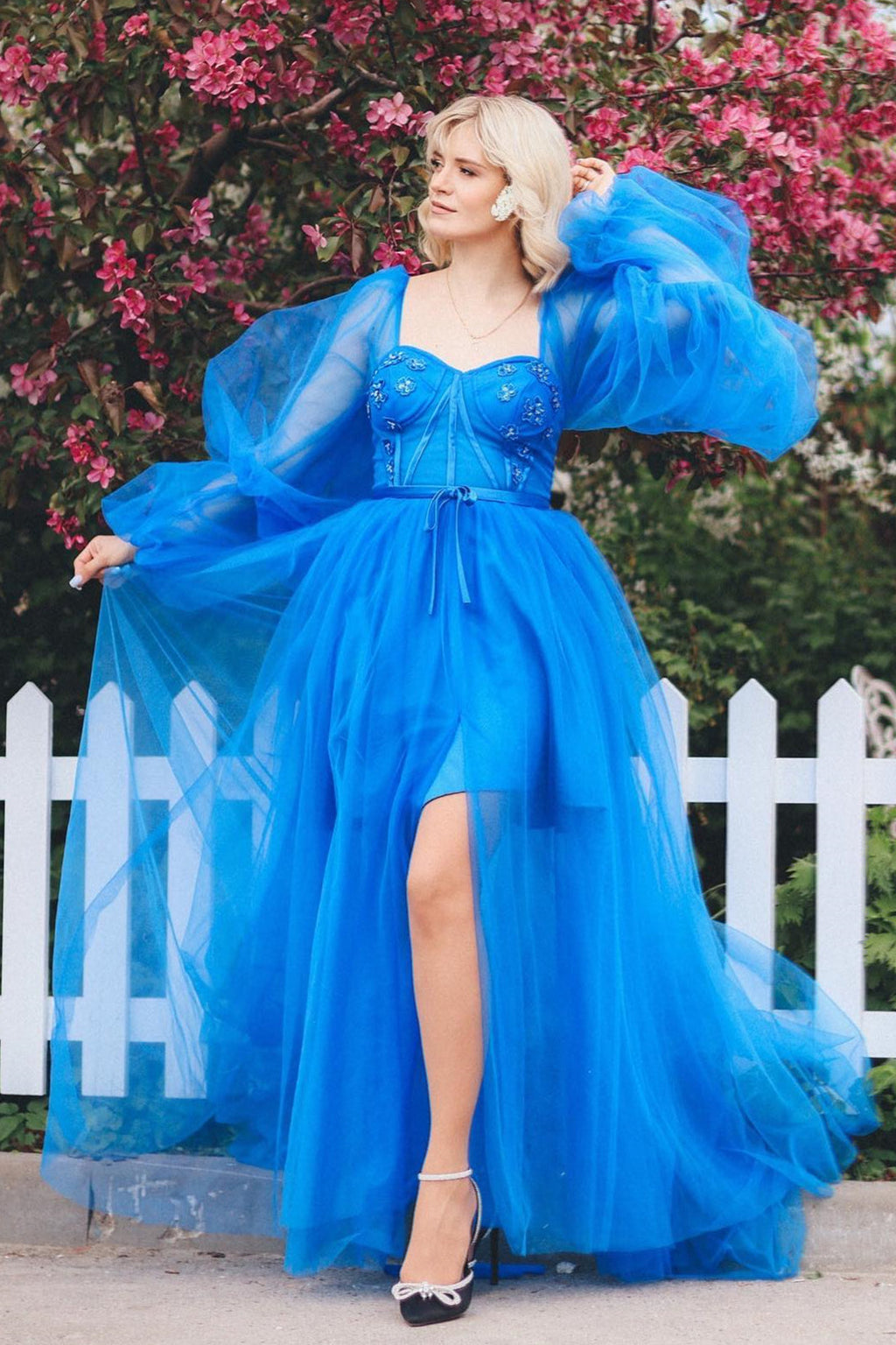A-Linien-Abendkleid aus Satintüll mit langen Ärmeln und Schlitz