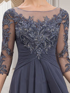 A-Linien-Kleid mit U-Boot-Ausschnitt, Illusion-Effekt, bodenlang, aus Chiffon und Spitze, mit Kaskadenrüschen – perfekt für die Mutter der Braut