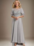 A-Linien-Kleid mit asymmetrischem Chiffon-Spitzenausschnitt und Perlenstickerei für die Mutter der Braut. 