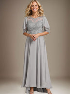 A-Linien-Kleid mit asymmetrischem Chiffon-Spitzenausschnitt und Perlenstickerei für die Mutter der Braut. 