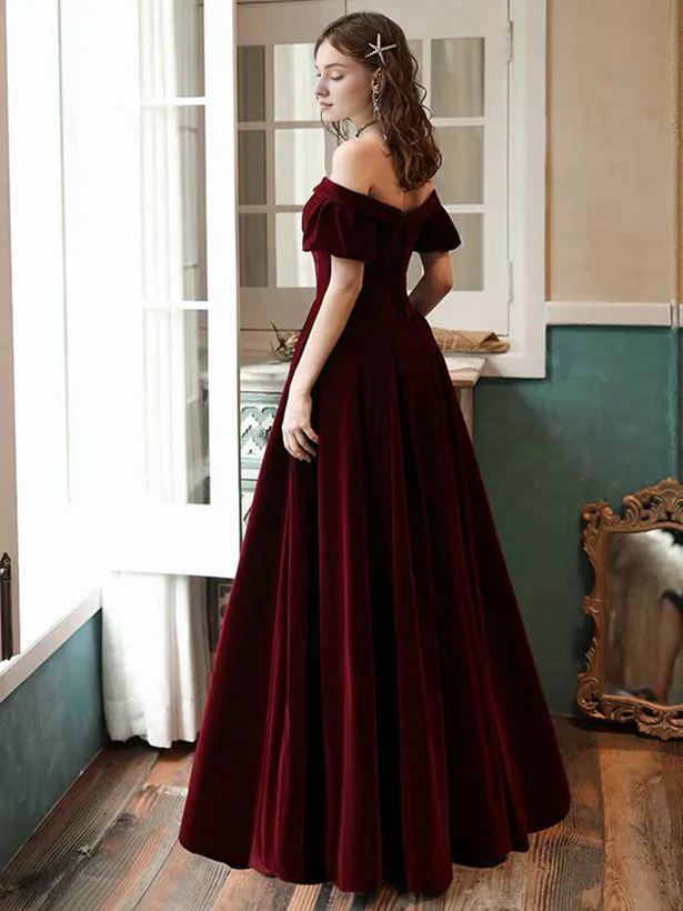 Vestido de fiesta largo sencillo de terciopelo con hombros descubiertos y corte princesa en A para dama de honor.