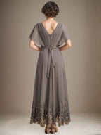 A-Linien-Kleid aus Chiffon mit asymmetrischem V-Ausschnitt und Spitze für die Mutter der Braut mit Falten