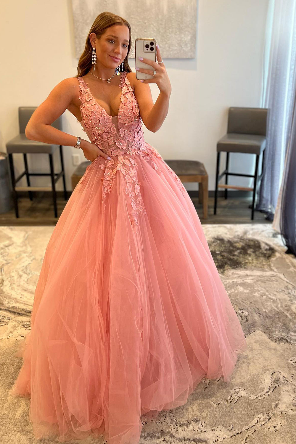 Langes, orangefarbenes Prinzessinnen-Abendkleid in A-Linie mit V-Ausschnitt und Applikationen