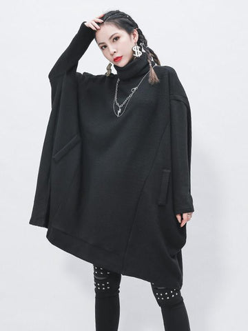 Schwarzes, kurzes Rollkragenpulloverkleid 