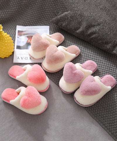 Pantuflas rosas con forro de lana afelpada y corazón. 