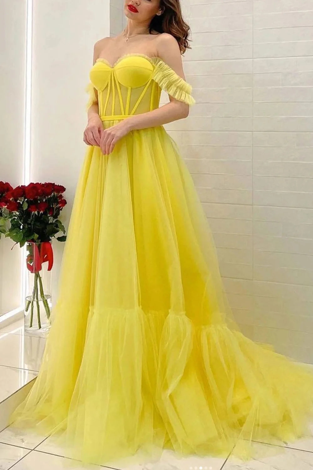 Gelbes A-Linien-Abendkleid mit schulterfreiem Korsett