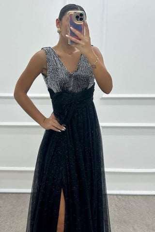Vestido con escote en V, detalle de rosa y diseño bordado