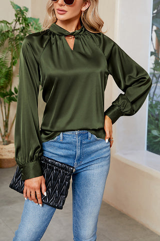 Blusa de satén con cuello abierto y diseño de planes de vuelo VIP 