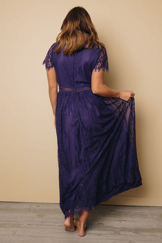 Maxikleid mit Spitze und V-Ausschnitt und Flatterärmeln 