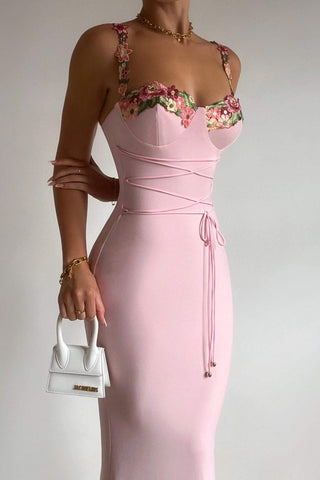 Vestido midi con cordones y bordado floral de Brenda 