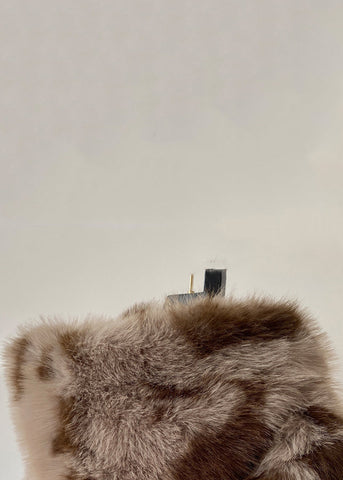 Italienische Kapuzen-Colorblock-Knopftaschen, flauschiger Pelz, flauschige Mäntel, lange Ärmel 